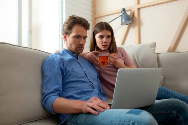 Marito e moglie stanno studiando a distanza in soggiorno — Foto Stock