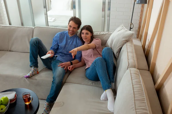 Felice marito e moglie stanno guardando la TV — Foto Stock