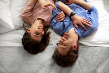 Genç erkek ve dişi birbirlerine sarılıyorlar.