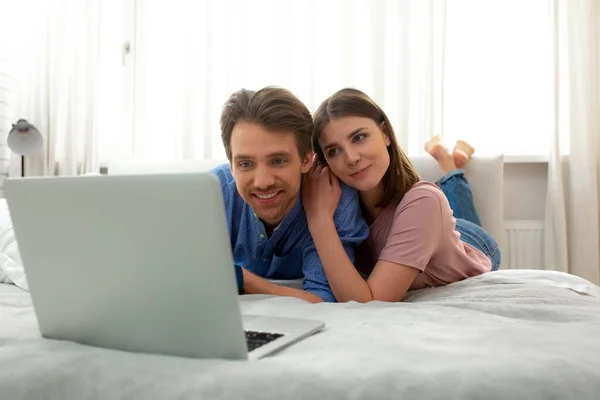 Muž a žena sledující film na notebooku — Stock fotografie