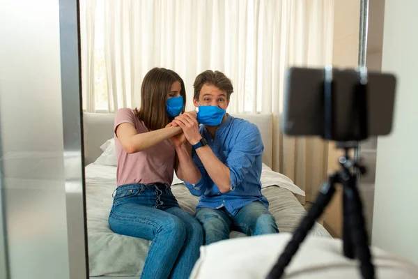 Maschera blu rimozione femminile da uomo in camera da letto — Foto Stock