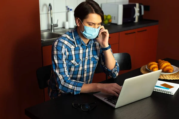 L'uomo comunica online da casa durante l'epidemia — Foto Stock