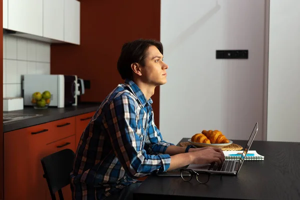 Jovem trabalhando com gadgets em casa — Fotografia de Stock