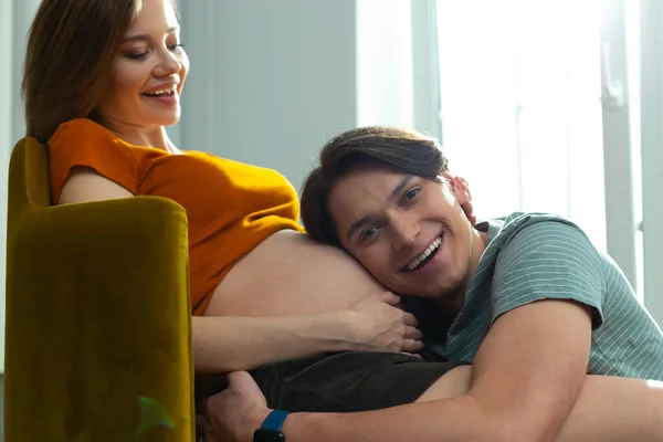 Jovem casal animado esperando seu bebê e sorrindo feliz — Fotografia de Stock