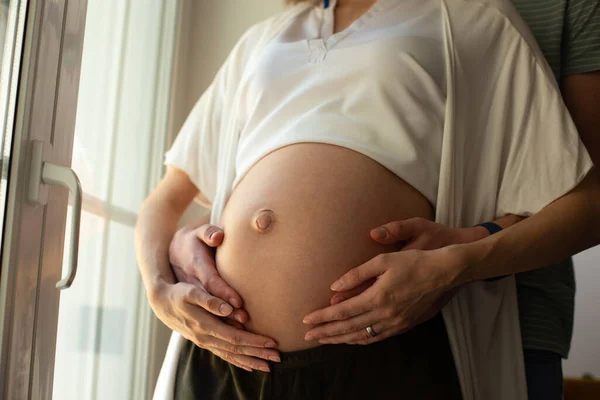 Hombre y mujer esperando su primer bebé y abrazándose — Foto de Stock