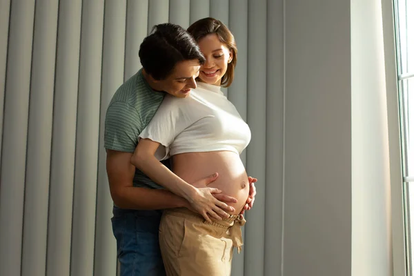 Feliz jovem casal vai se tornar pais em breve e se sentindo animado — Fotografia de Stock