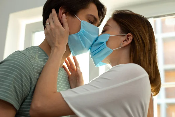 Mujer poniendo las manos en la cabeza del hombre mientras lo besa —  Fotos de Stock