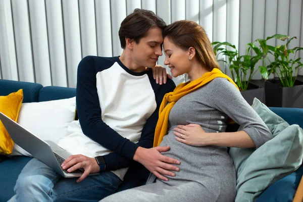 Piacevole coppia amorevole in attesa del loro bambino e sorridente — Foto Stock