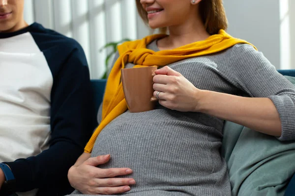 Hitta vackra fördelar i graviditeten och använda dem — Stockfoto