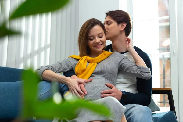 Casal esperando bebê olhar romântico e bonito — Fotografia de Stock