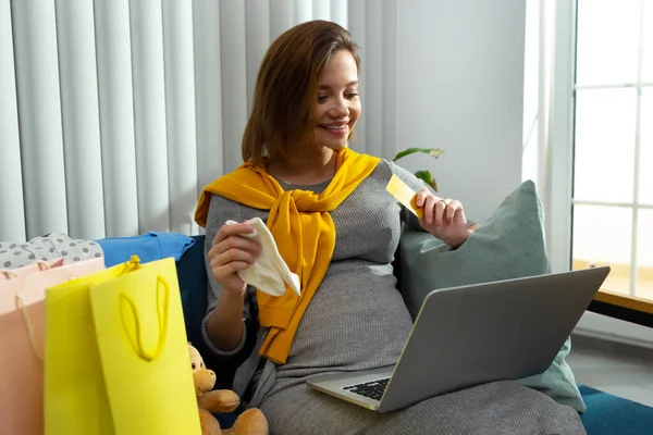 Mulher feliz fazendo compras on-line e olhando animado — Fotografia de Stock