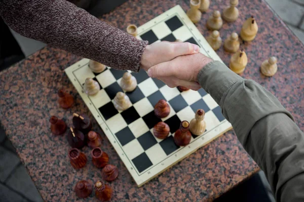 Los Ancianos Estrechando La Mano Despues De Comprobar Juego Viejo Adulto Stock Photo 172362626