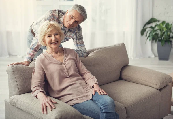 Satisfait Vieux Couple Reposant Dans Le Salon Ensemble L Amour Stock Photo Satisfait Vieux Couple Reposant Dans Le Salon Ensemble L Amour Stock Photo