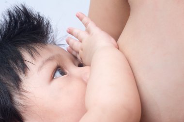 Bebek anne emzirme sırasında.