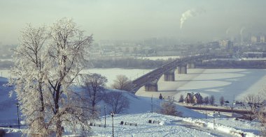 Kanavinsky köprü ve Ticaret Fuarı Nijniy Novgorod şehrinde Fedorovsky setin panoramik manzara. Kışın