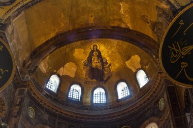 Istanbul, Türkiye - 15 Nisan 2015: Kutsal bakire Meryem ile bebek Jesus Byzantine mozaik sanat tarihinde Ayasofya'nın apsis