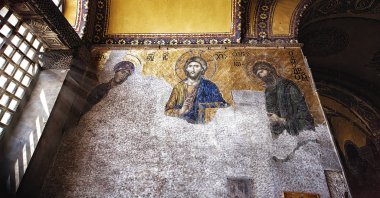 Istanbul, Türkiye - 15 Nisan 2015: Mozaik Pantokrator bilinen İsa'nın eski. Meryem Ana ve John Baptist Ayasofya Camii içinde ile