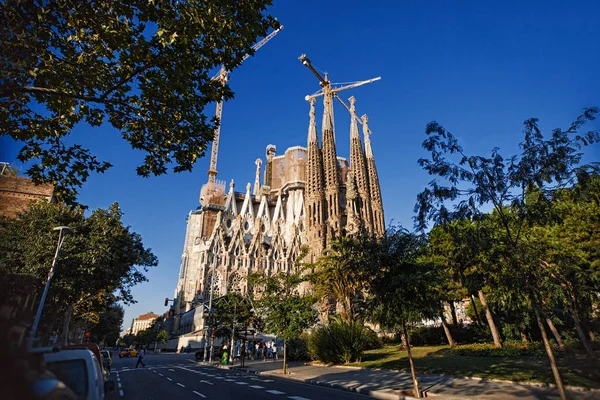 Barcelona, España - 22 de septiembre de 2013: Basílica e Iglesia Expiatoria de la Sagrada Familia diseñada por Antonio Gaudí —  Fotos de Stock