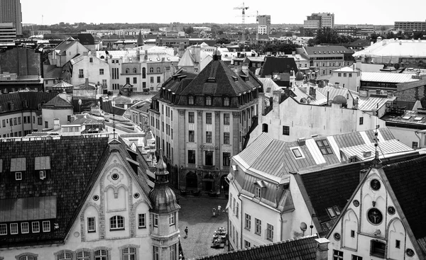 TALLINN, ESTONIA - 29 de julio de 2013: Vista de los tejados de la Ciudad Vieja. Tallin. Países Bajos — Foto de Stock