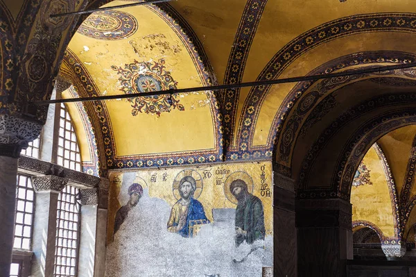 ISTANBUL, TURQUÍA - 15 DE ABRIL DE 2015: Mosaico de Jesucristo antiguo conocido como Pantocrátor. Con la Virgen María y Juan Bautista dentro de la mezquita Santa Sofía —  Fotos de Stock