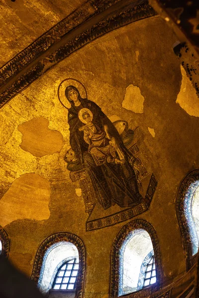 Κωνσταντινούπολη, Τουρκία - 15 Απριλίου 2015: Kοιμήσεως της Θεοτόκου με το μωρό Ιησού Βυζαντινό ψηφιδωτό στην Αγία Σοφία αψίδα — Φωτογραφία Αρχείου