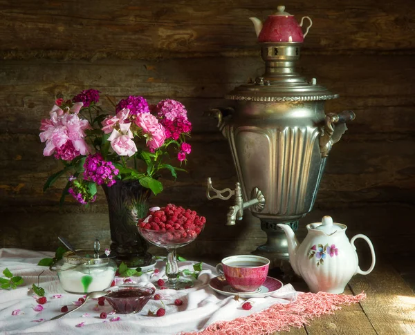 Semaver, ahududu ve reçel rustik tarzı ile çay partisi