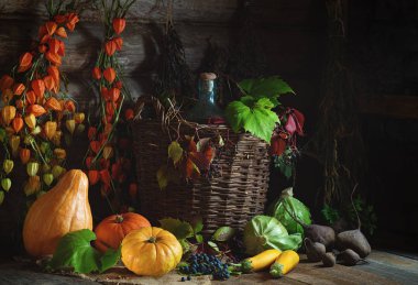 Sebze, üzüm ve Çince fener bitkiler rustik tarzı ile sonbahar natürmort