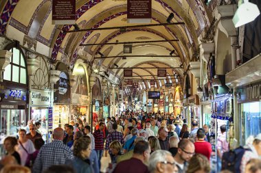 Kimliği belirsiz kişi ile Istanbul'da kapalı çarşı.