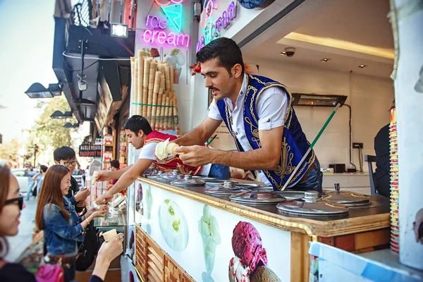 Продавцы дондурмы в Стамбуле — стоковое фото