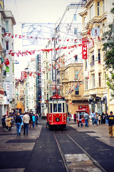 Tranvía vintage rojo en Estambul, Turquía — Foto de Stock