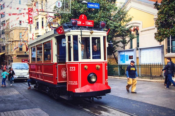 Tranvía vintage rojo en Estambul, Turquía — Foto de Stock