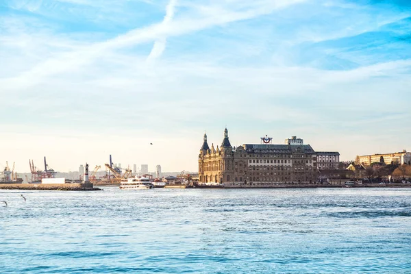 Ünlü ve tarihi Haydarpaşa tren istasyonu.