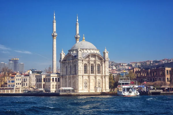 Mosquée Ortakoy au printemps Istanbul — Photo