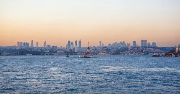İstanbul, Türkiye, günbatımı zamanı kız Adası. — Stok fotoğraf
