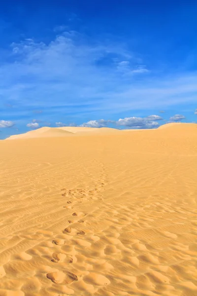 Sand dune with footprints — Stock Photo, Image