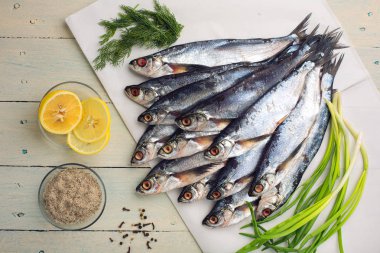 Ham nehir balık sabrefish beyaz kağıt üzerinde