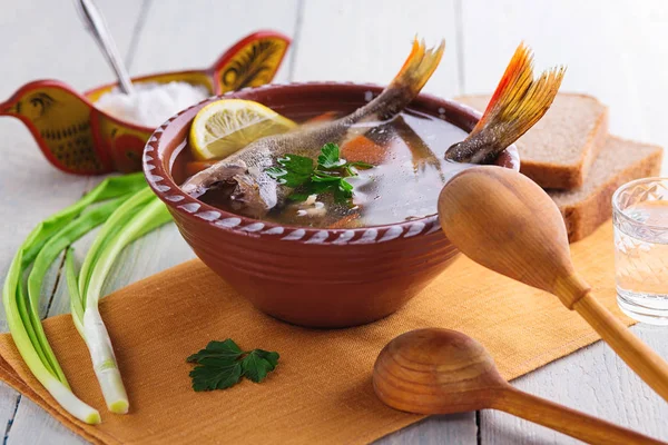 Rustik arka plan üzerinde Rus balık çorbası