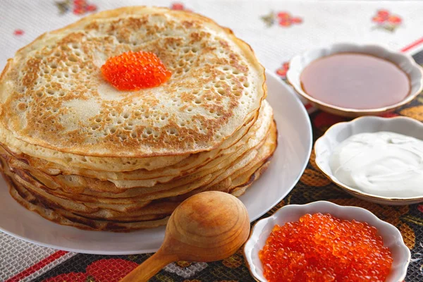 Pilha de panquecas na chapa - comida tradicional russa — Fotografia de Stock