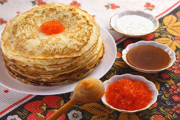 Pile de crêpes sur l'assiette - nourriture traditionnelle russe — Photo