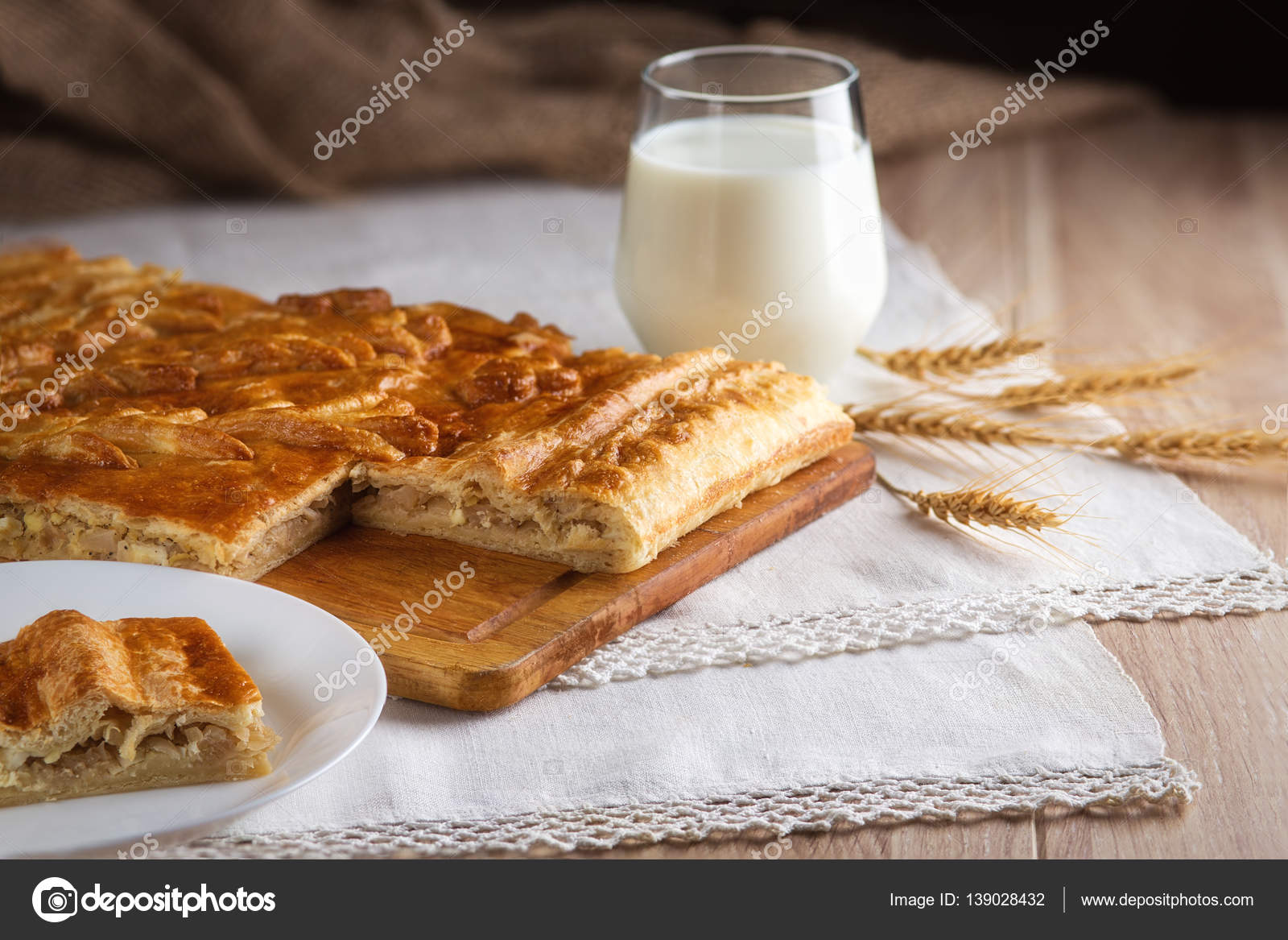 шарлотка с яблоками юлии высоцкой. булочки. пирожки на столе. пирог с вареньем и кремом. пирог со сливой.