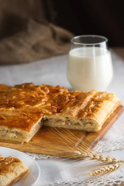 Torta sostenuta e vetro di latte — Foto Stock