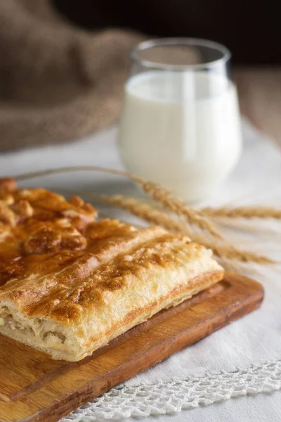 Torta sostenuta e vetro di latte — Foto Stock