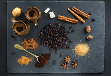 Kahve ve baharat karanlık bir arka plan üzerinde