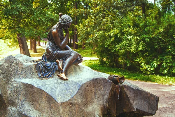 Bir sürahi kızla. Catherine park