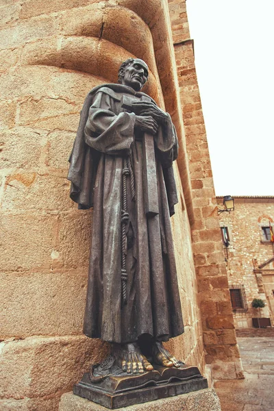 Caceres kathedraal standbeeld van San Pedro de Alcantara, Extremadura, Spanje — Stockfoto