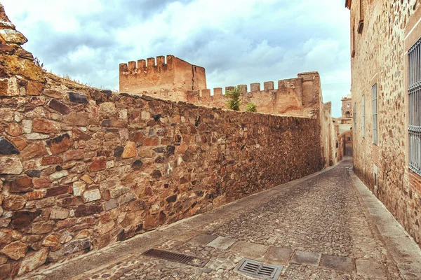 Na ścianach starego średniowiecznego miasta Caceres — Zdjęcie stockowe