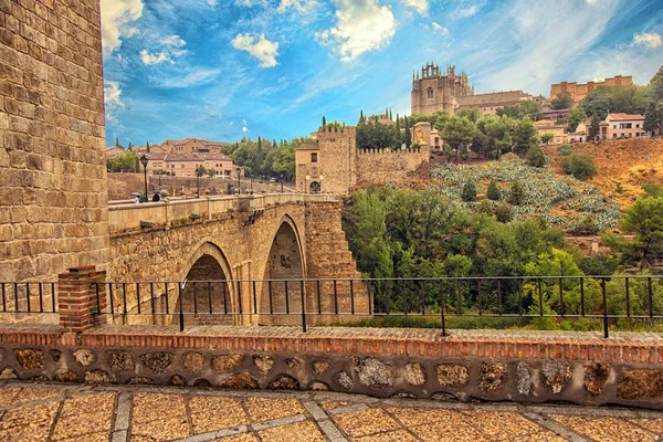 Toledo ve eski köprü görünümü