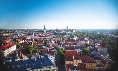 Eski şehirde Tallinn yaz gün