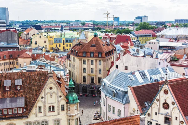 Visa gamla stadens tak i Tallinn, Estland. — Stockfoto