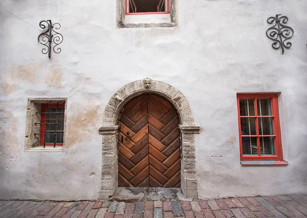 Porta de madeira em Tallinn — Fotografia de Stock